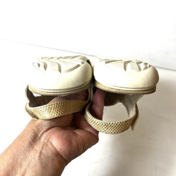 Abeo Bio.System Womens Sz 9.5N Gold Faux Leather Sling Back Thong Summer Sandals - Picture 7 of 10